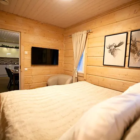 Sonka Lakeside With Private Sauna & Hot Tub וילה